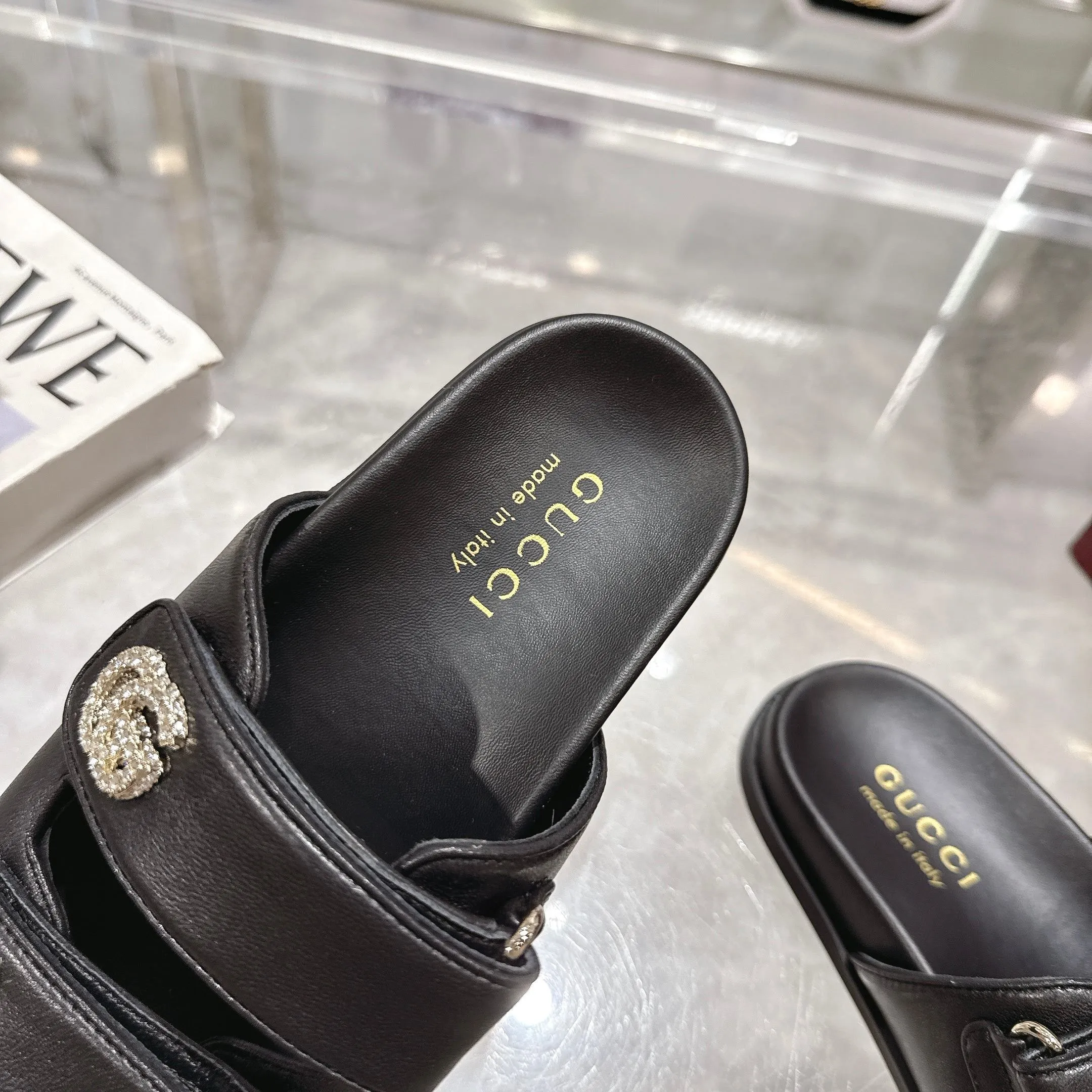 Wholesale direct sales 260👟👟 Gucci’s modern design aesthetic explores the path of unique craftsmanship, cleverly integrating the brand’s classic elements with its beloved brand identity. The sandal is embellished with the beloved Double G hardware, adding a touch of understated branding to the design, complementing the versatility of the Velcro straps. Women Light gold tone hardware Sheepskin lining Double G Rubber sole Velcro fastening Flat sole